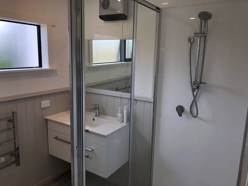 Roxburgh Cottage Accommodation - Shower_800x600